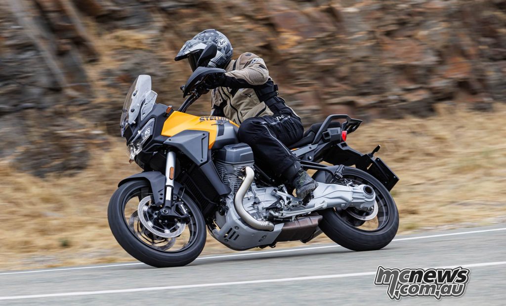 113 hp at 8700 rpm - 105 Nm at 6750 rpm